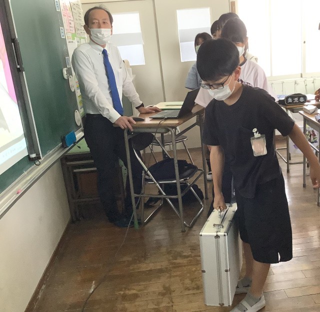 １億円の重さをもって見ました。