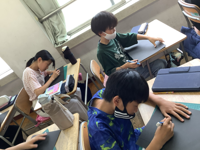 切り絵クラブの様子